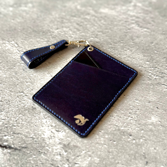 パスケース ブルー ブラック 高級本革ルガト使用 3枚目の画像