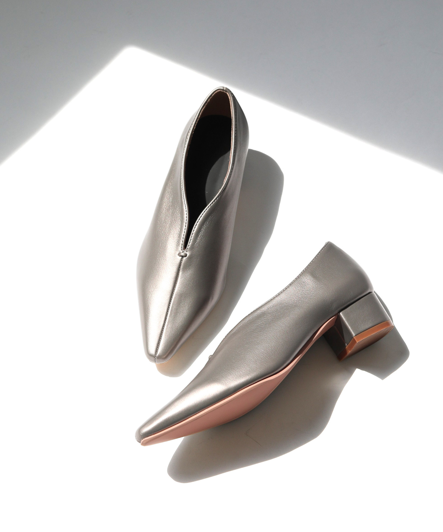 無駄を削ぎ落とした美しさ。毎日履きたくなる深めのパンプス/洗練Vカットで足元美人。【S/M/L/LL】