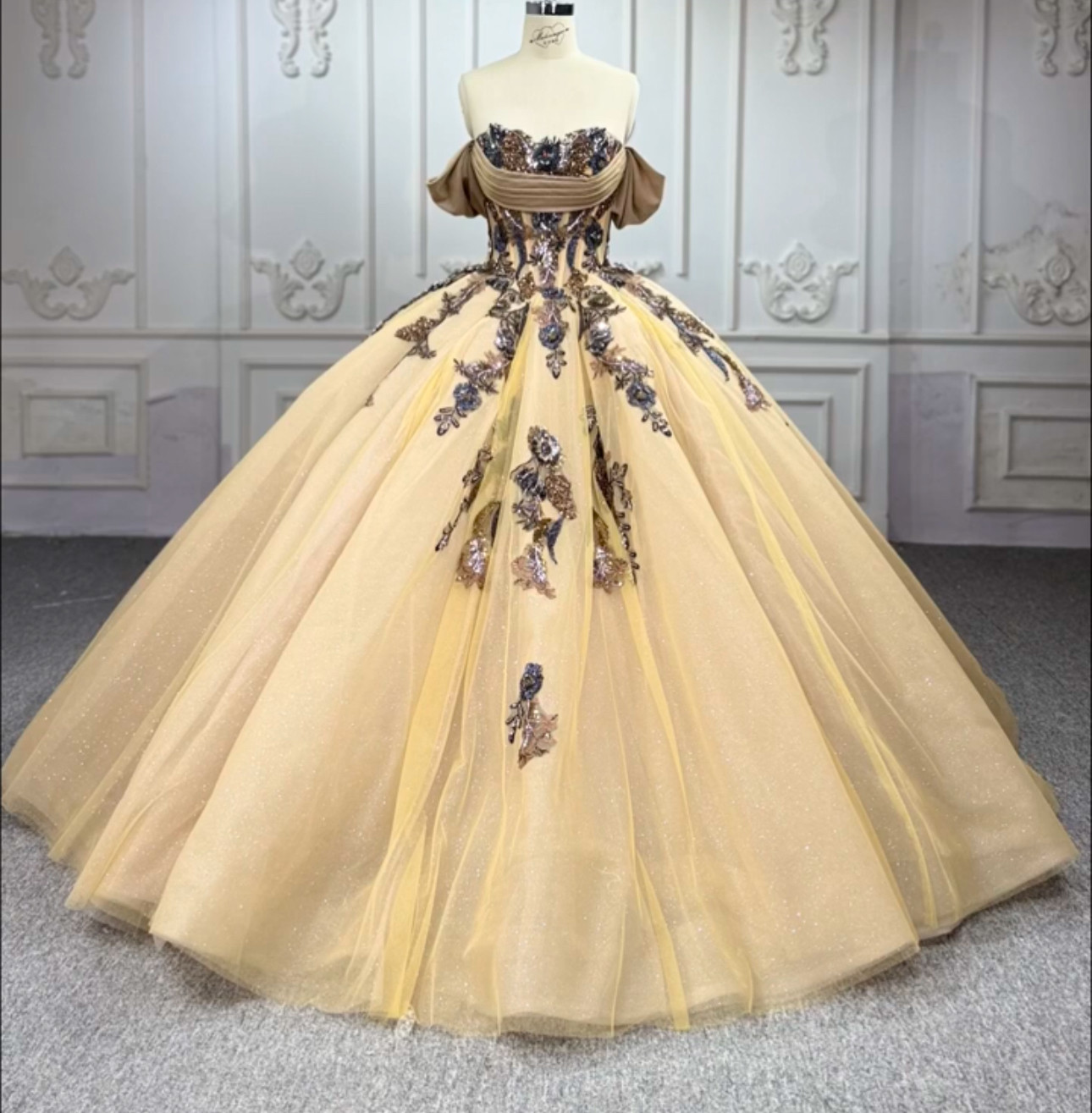 王道派　豪華なカラードレス　ゴールド金色　オフショルダー　キラキラ　上品なレース付き　フレアスカート　ボリューム感前撮り