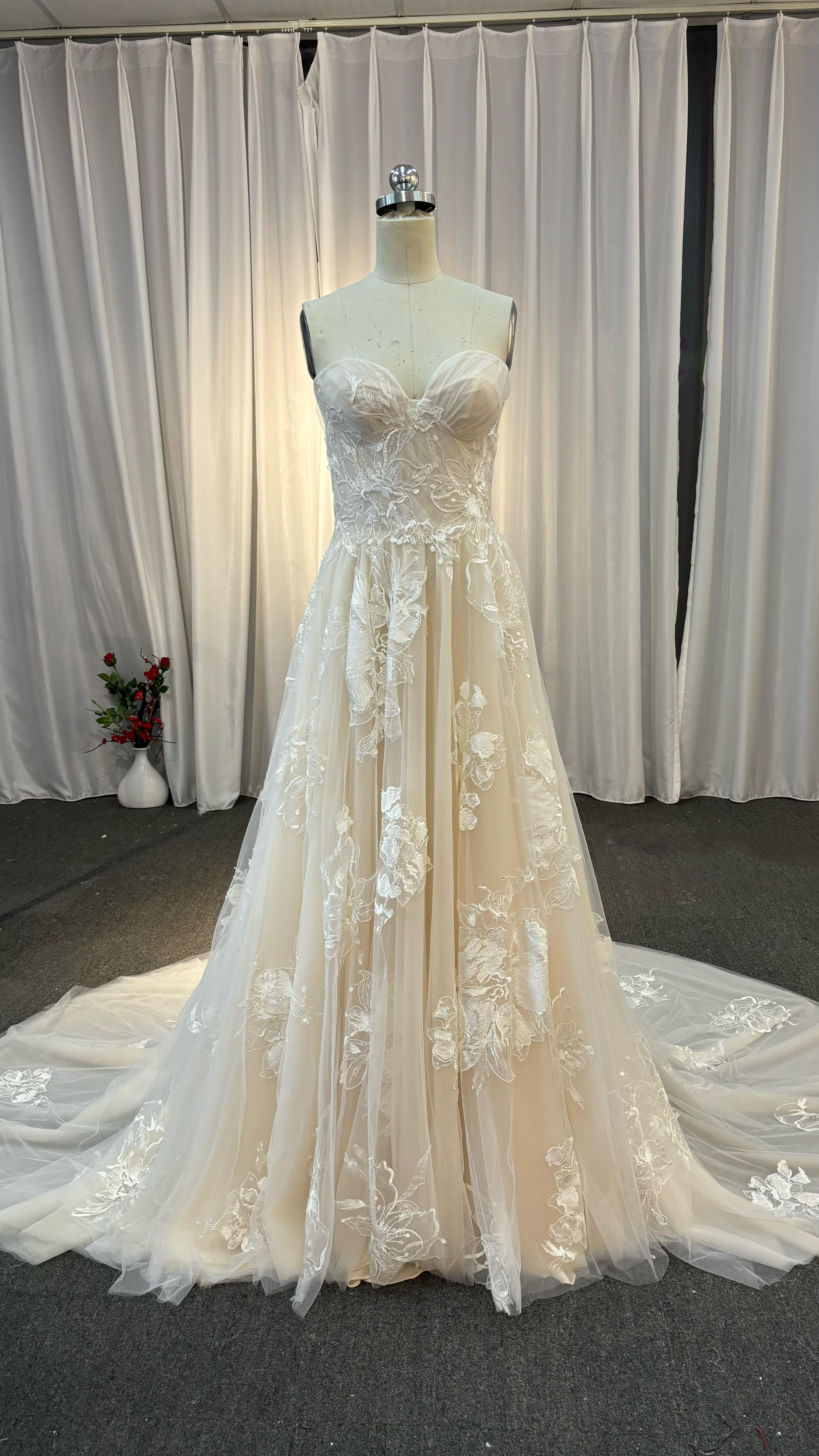 今すぐ買う　アイボリー　夏婚秋婚　サイズオーダー可能　チューブトップ　Aライン　可愛いウェディング　二次会お呼ばれ披露宴