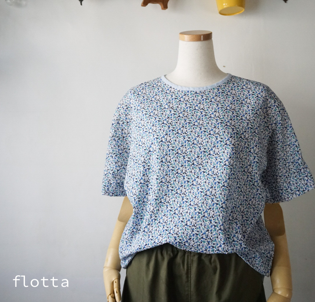 細幾何学柄ドルマンスリーブTブラウス（BLUE系）