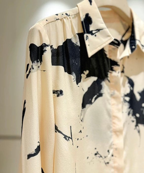 【ジョゼットシルク100%】水墨画テイストプリント柄　長袖ブラウス【秋春夏】 2枚目の画像