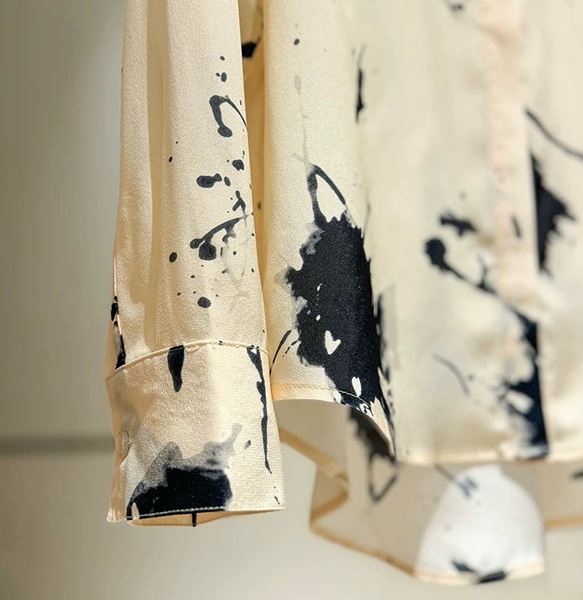 【ジョゼットシルク100%】水墨画テイストプリント柄　長袖ブラウス【秋春夏】 4枚目の画像