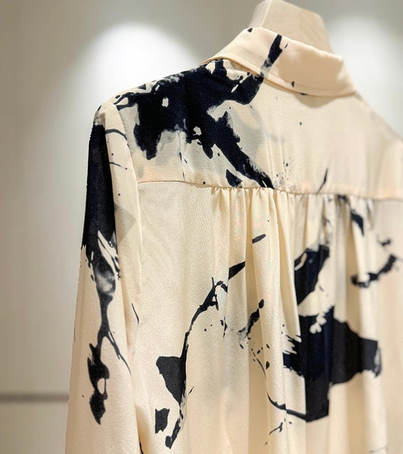 【ジョゼットシルク100%】水墨画テイストプリント柄　長袖ブラウス【秋春夏】 8枚目の画像