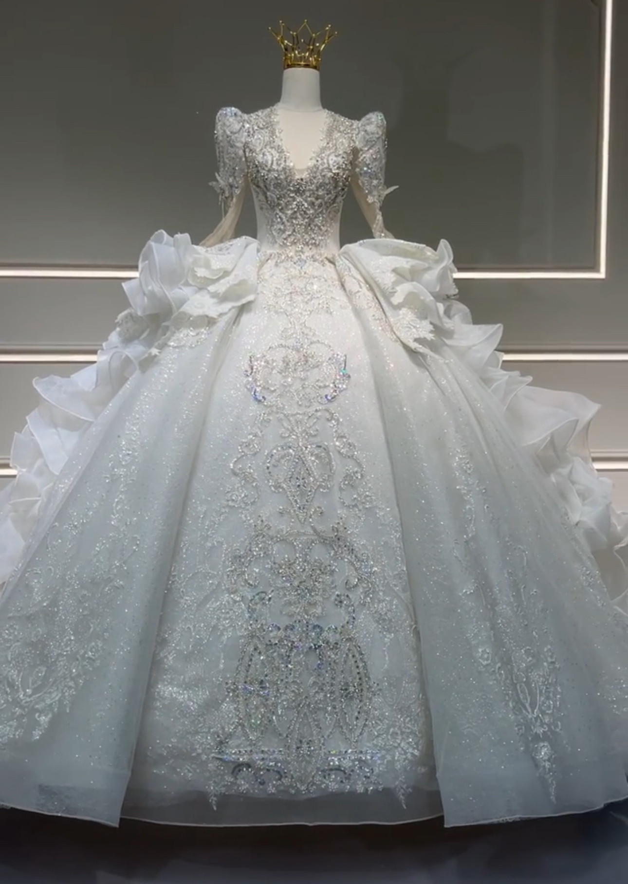 豪華　ウェディングドレス　白　ふんわりチュール　きらきら　vネック　王道派　クラシカル　ラッフルスカート花嫁ボリューム感