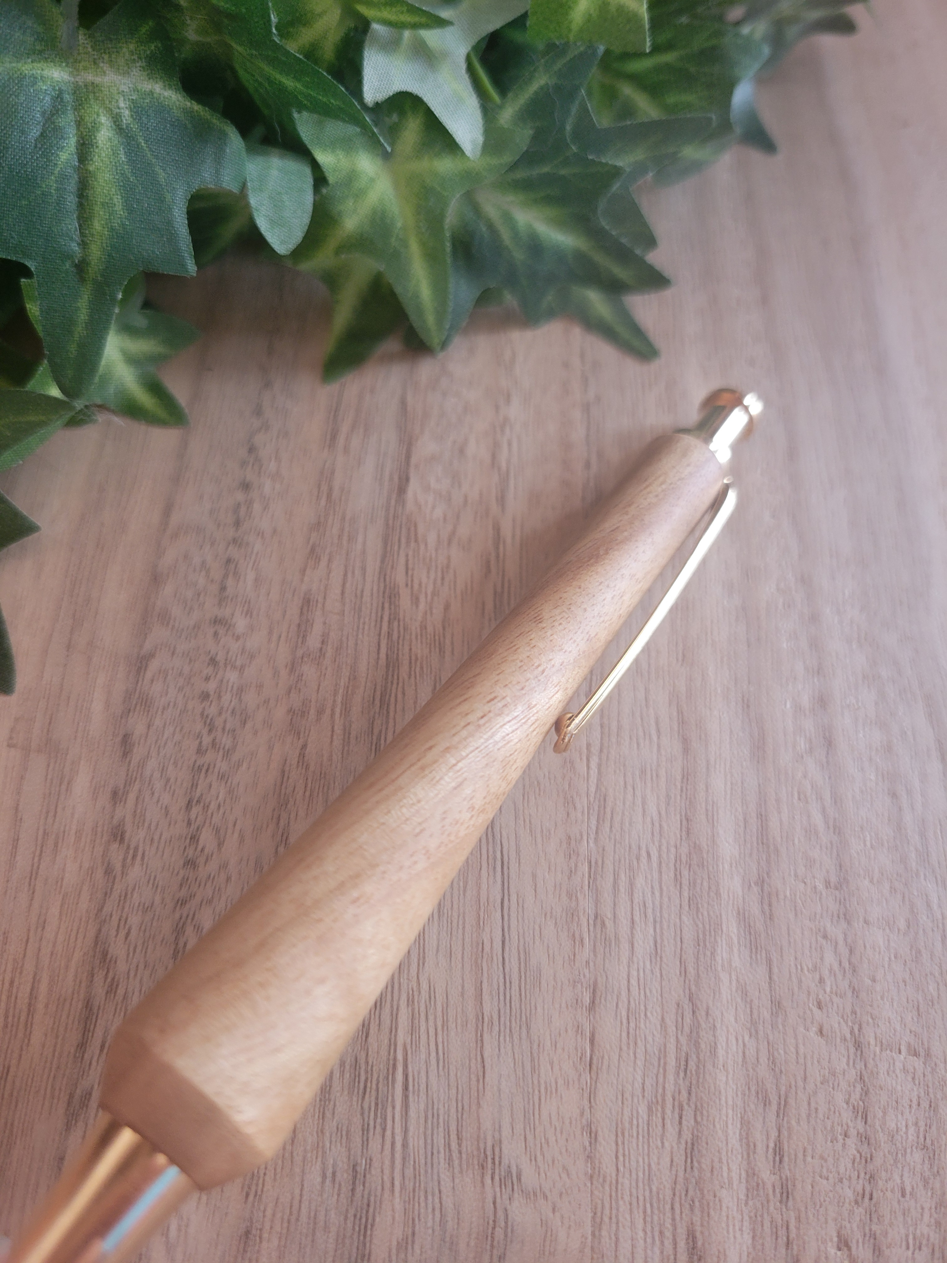 木軸ボールペン(6月誕生木・楠)KU3