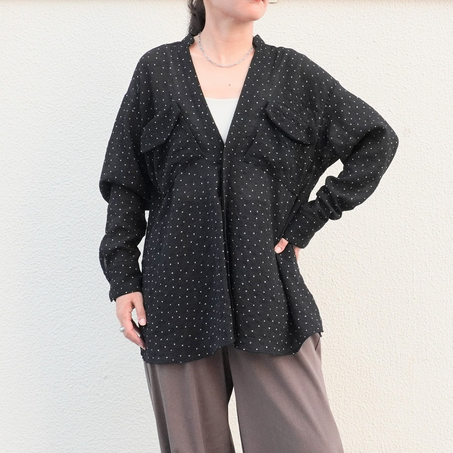 【春ブラウス】両ポケデザインシアースキッパーブラウス　春物　羽織り　グレー　ブラック水玉（ドット）水玉　ブラウス　日本製