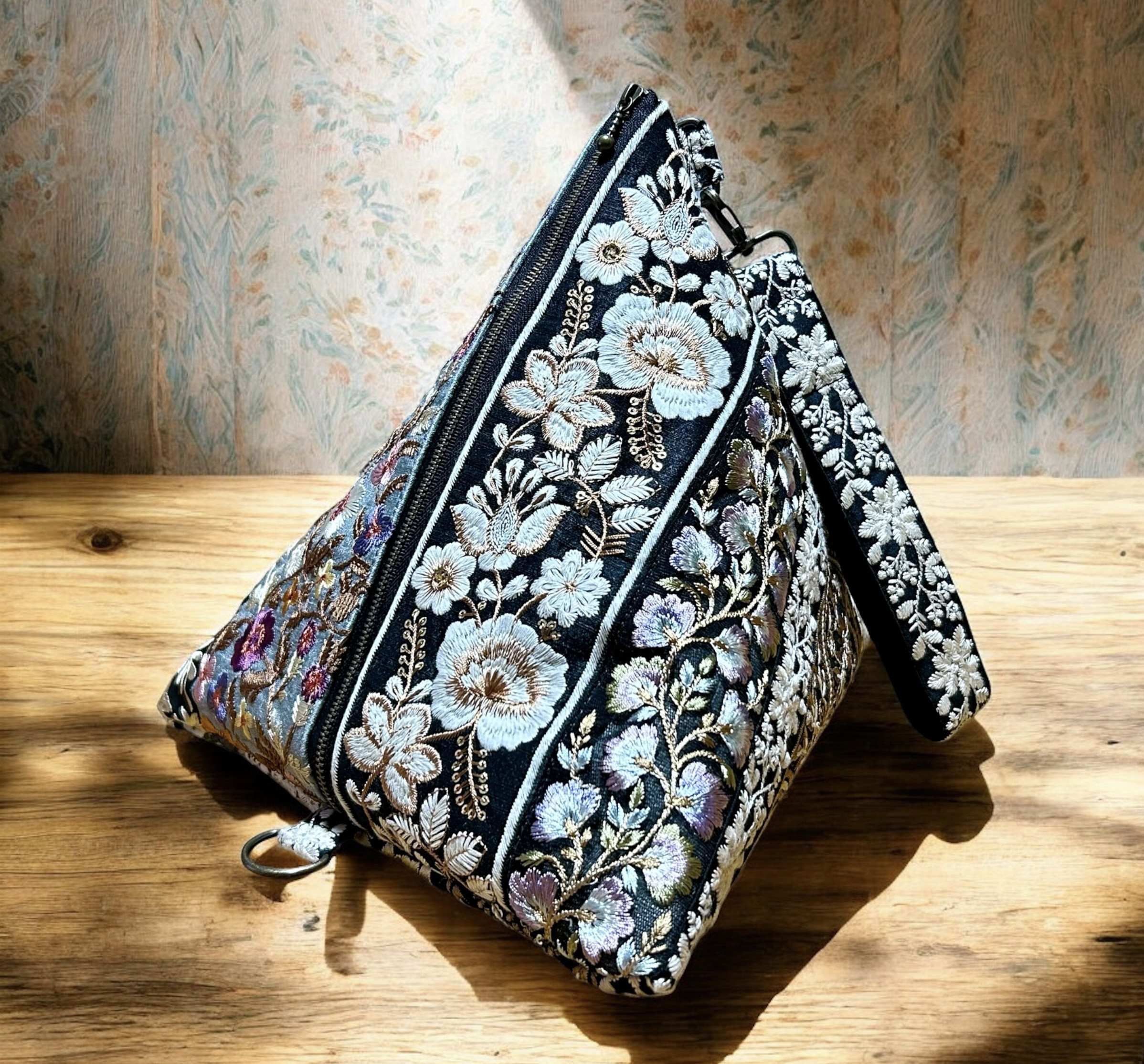 インド刺繍リボンをたっぷり使ったハンドストラップ付き2wayトライアングルバッグ28cm⭐︎黒グレー系アクセサリーバッグ