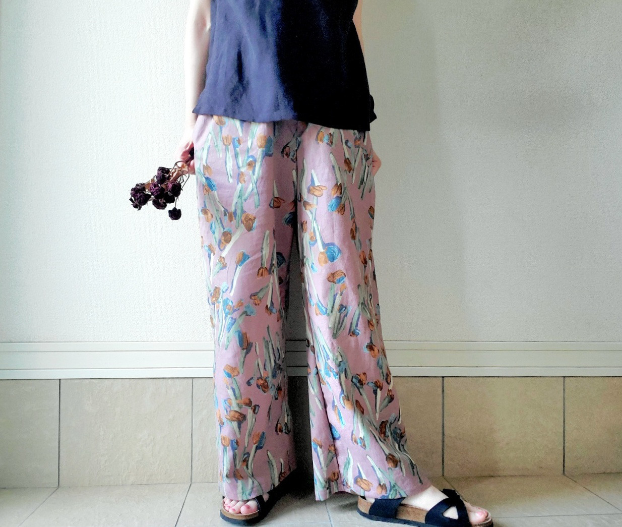 【数量限定】穿くだけでコーデがきまるゆったりしたハーフリネンのボタニカルパンツ　丈&ポケット選べますウエストゴム紅藤