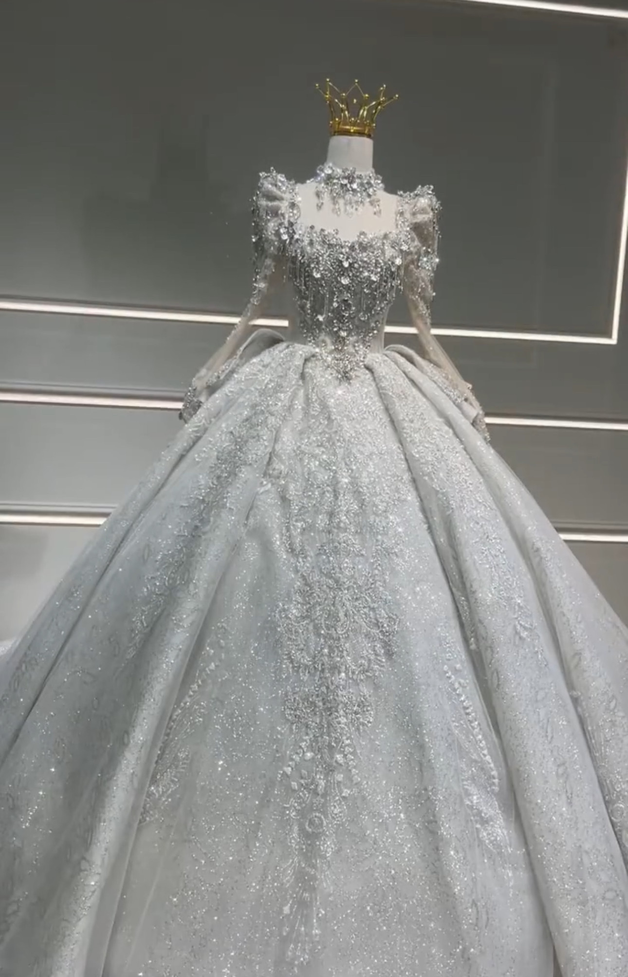 優雅　ラメ入り　きらきら　ウェディングドレス　スクエアネック　輝く　編み上げ　サイズオーダー可能　ロングトレーン　結婚式