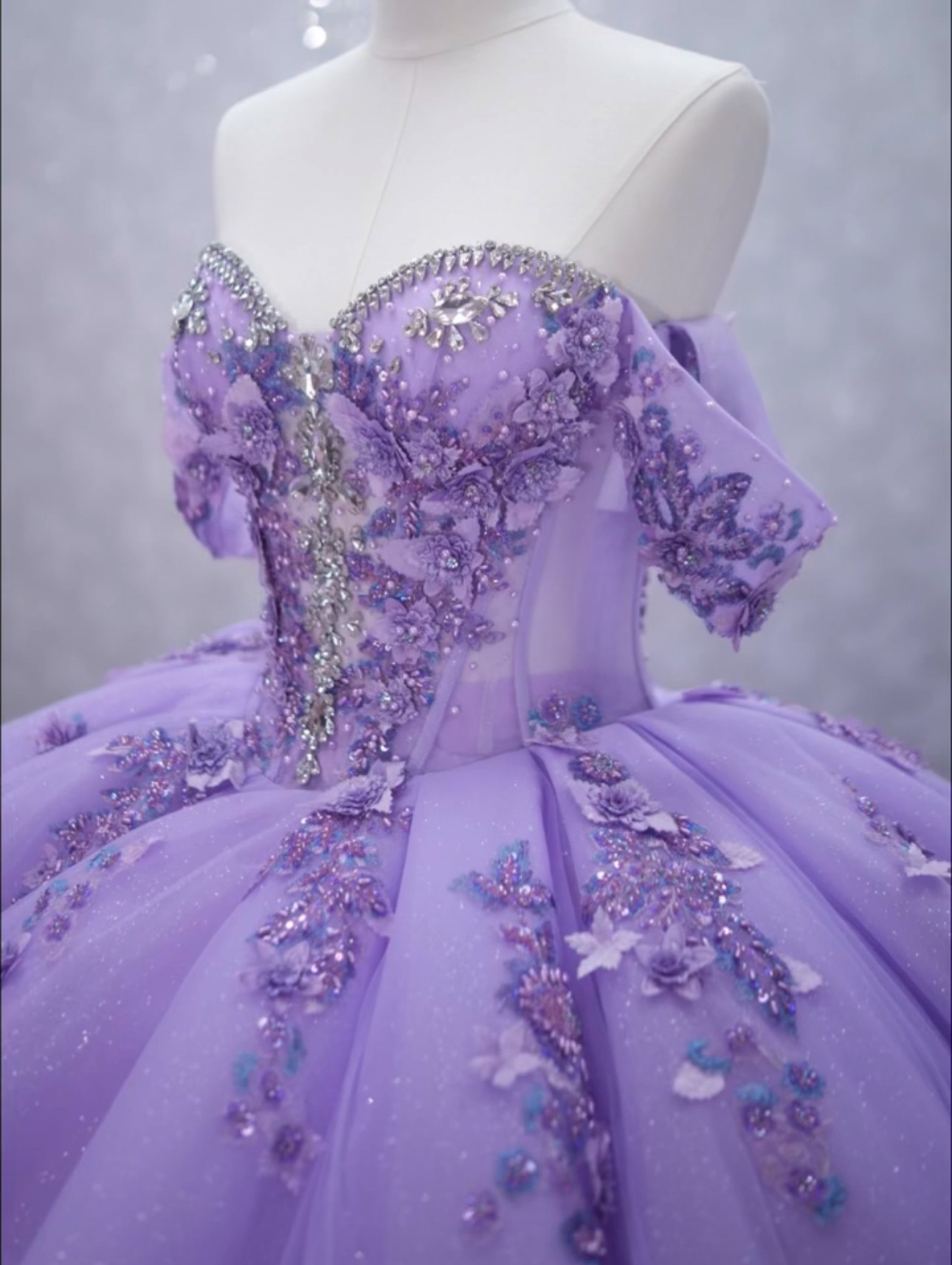 新作続々　ラベンダー色　オフショルダー　二の腕を隠せる　フレアスカート　ボリューム　花柄　編み上げ　カラードレス前撮り