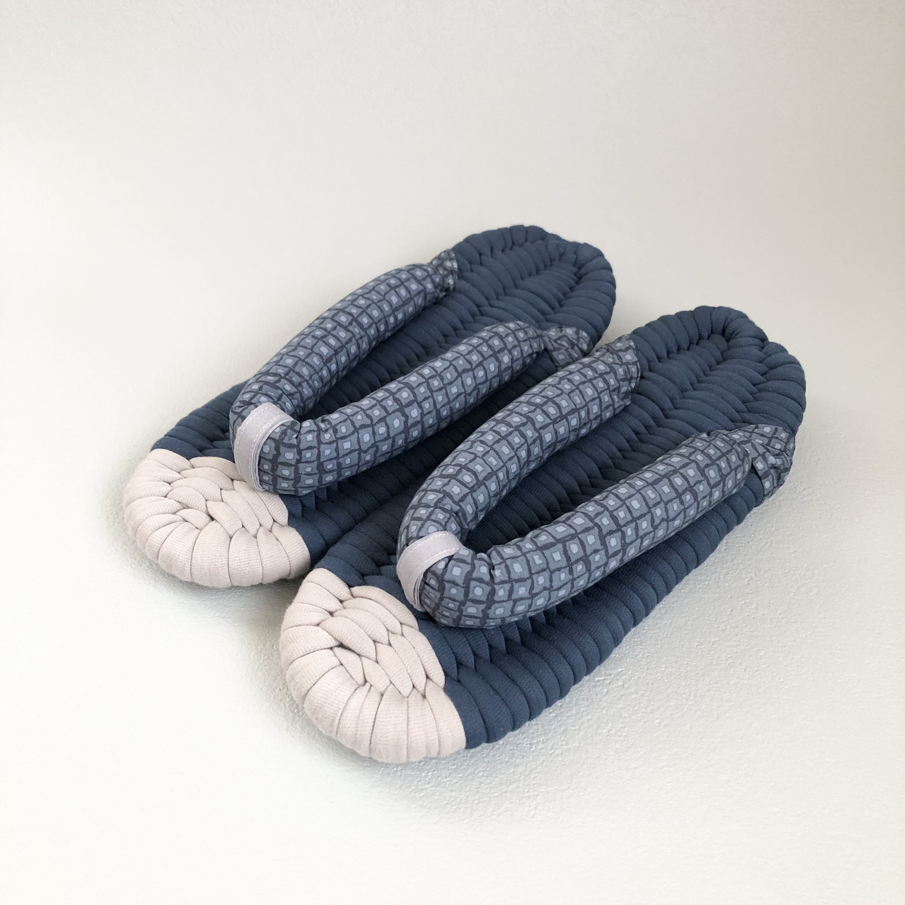 布ぞうり✳︎ Ｌsize(25.5㎝)紺色・紺色のスクエア柄鼻緒　ルームシューズ