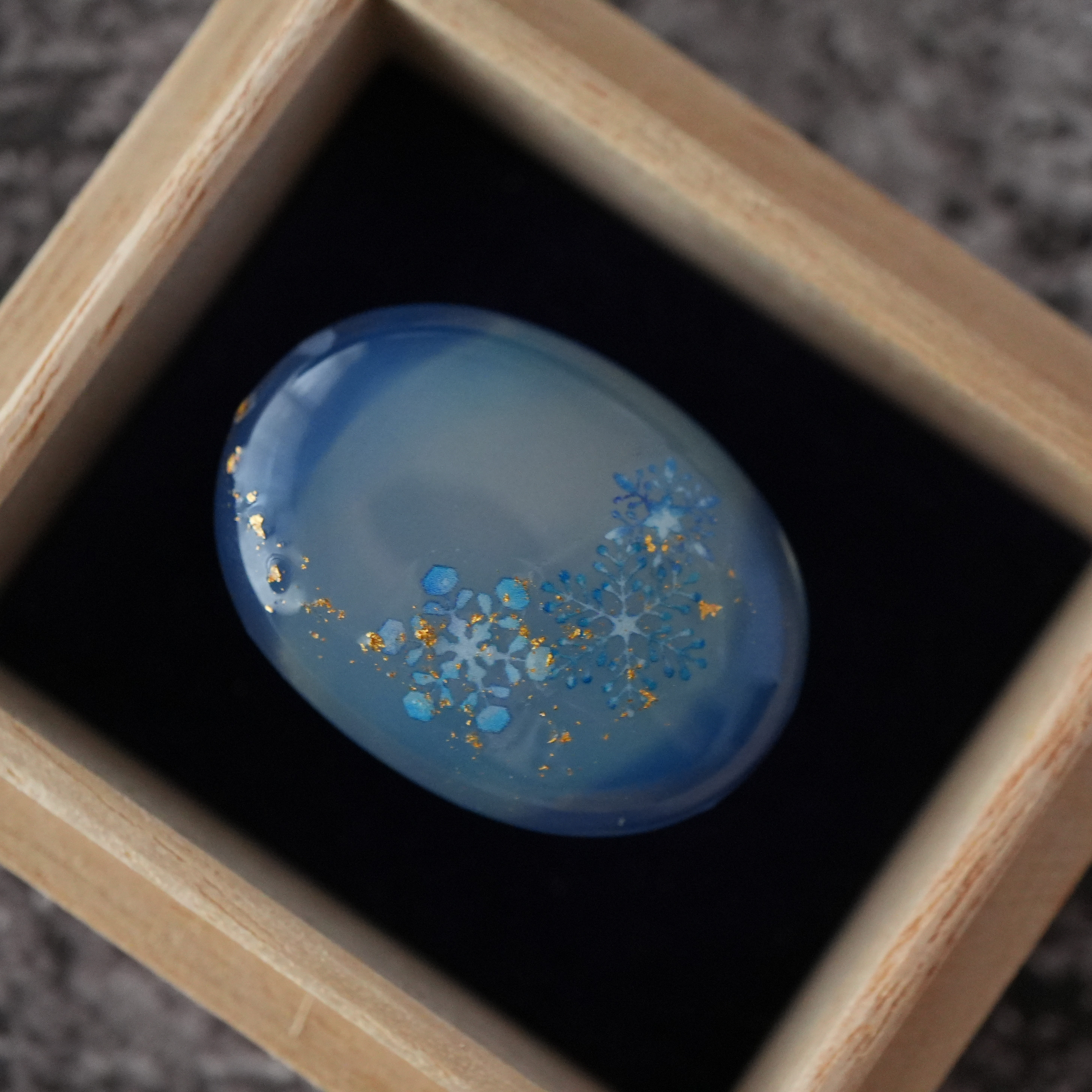 【桐箱付き】天然石・青瑪瑙と雪の結晶の帯留め／ポニーフック・ブローチ 金箔24k