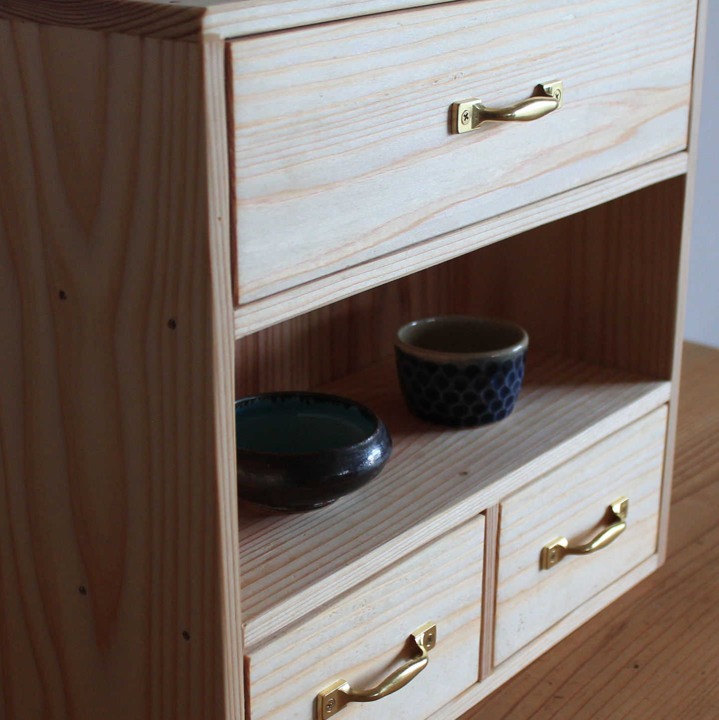 日光杉の飾り棚付き小引出し