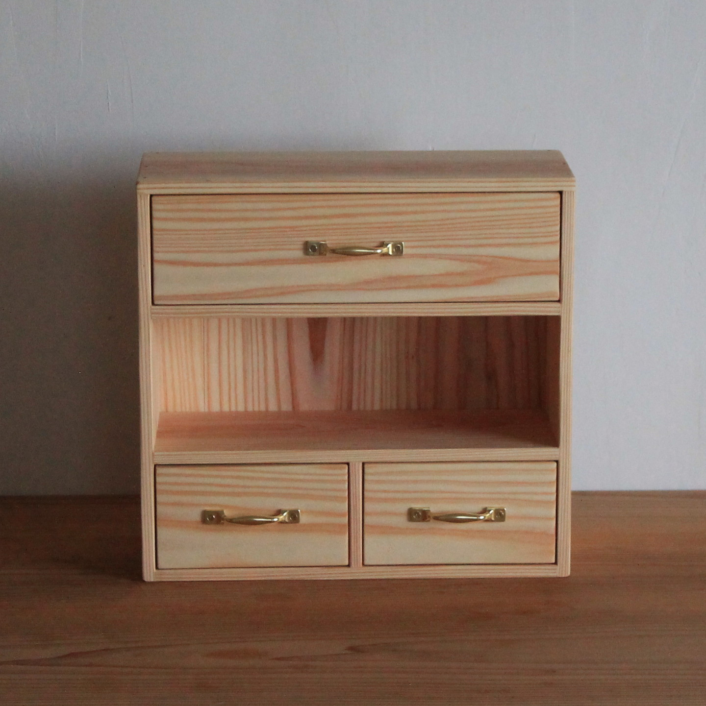 日光杉の飾り棚付き小引出し