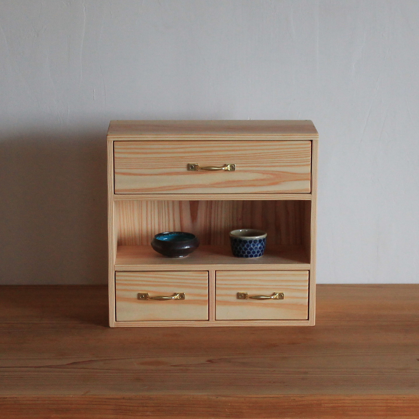 日光杉の飾り棚付き小引出し