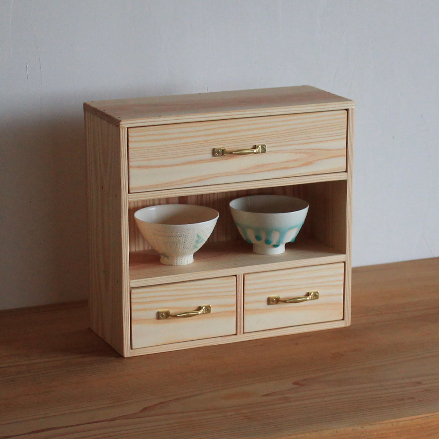 日光杉の飾り棚付き小引出し