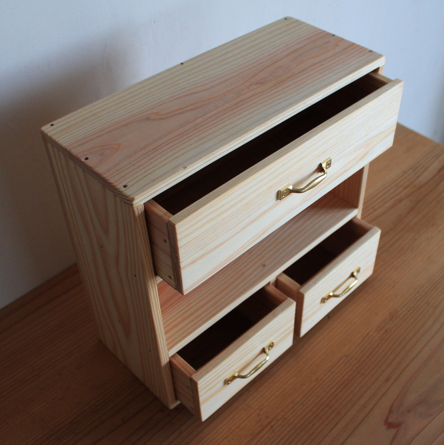 日光杉の飾り棚付き小引出し