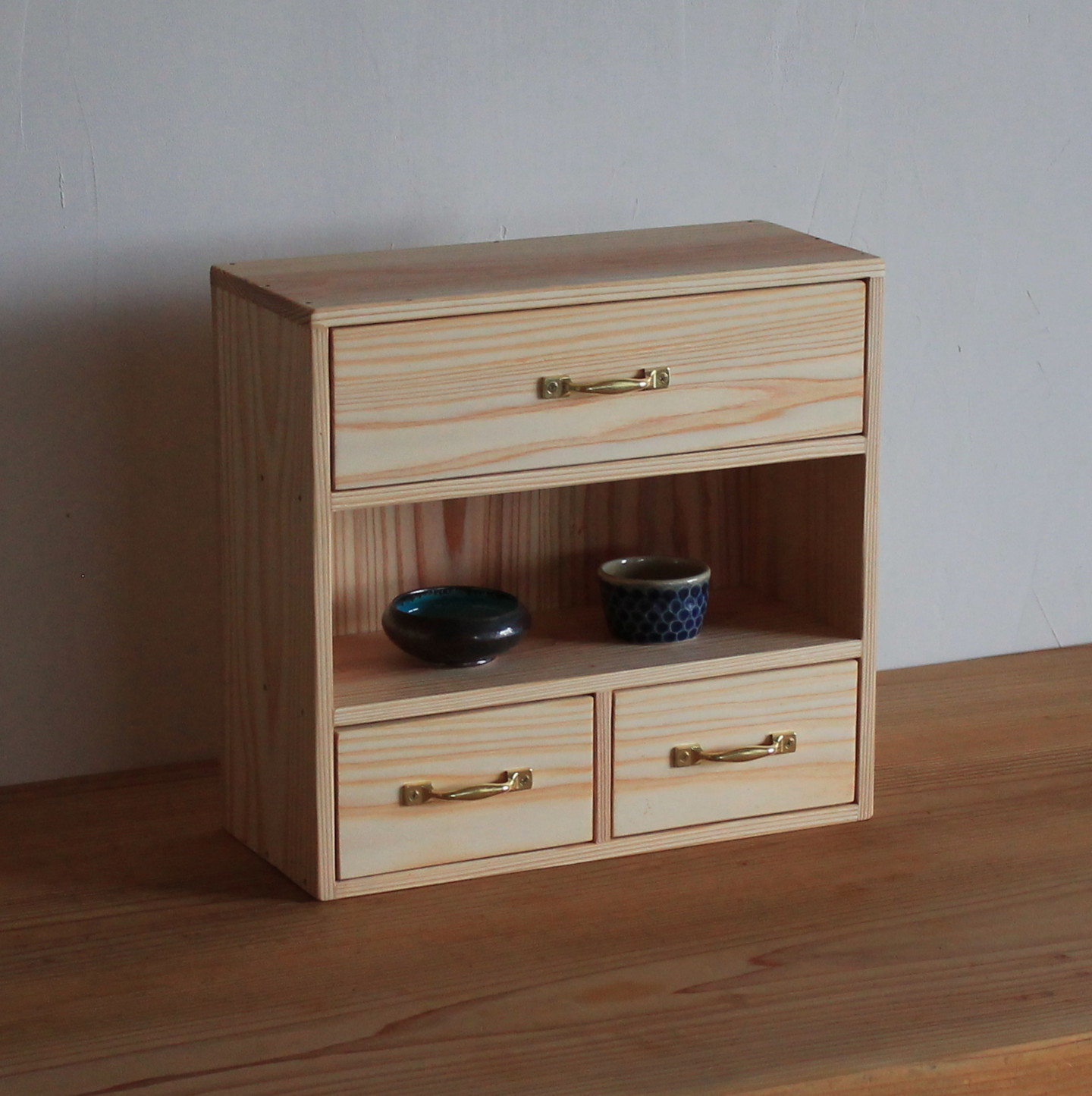 日光杉の飾り棚付き小引出し
