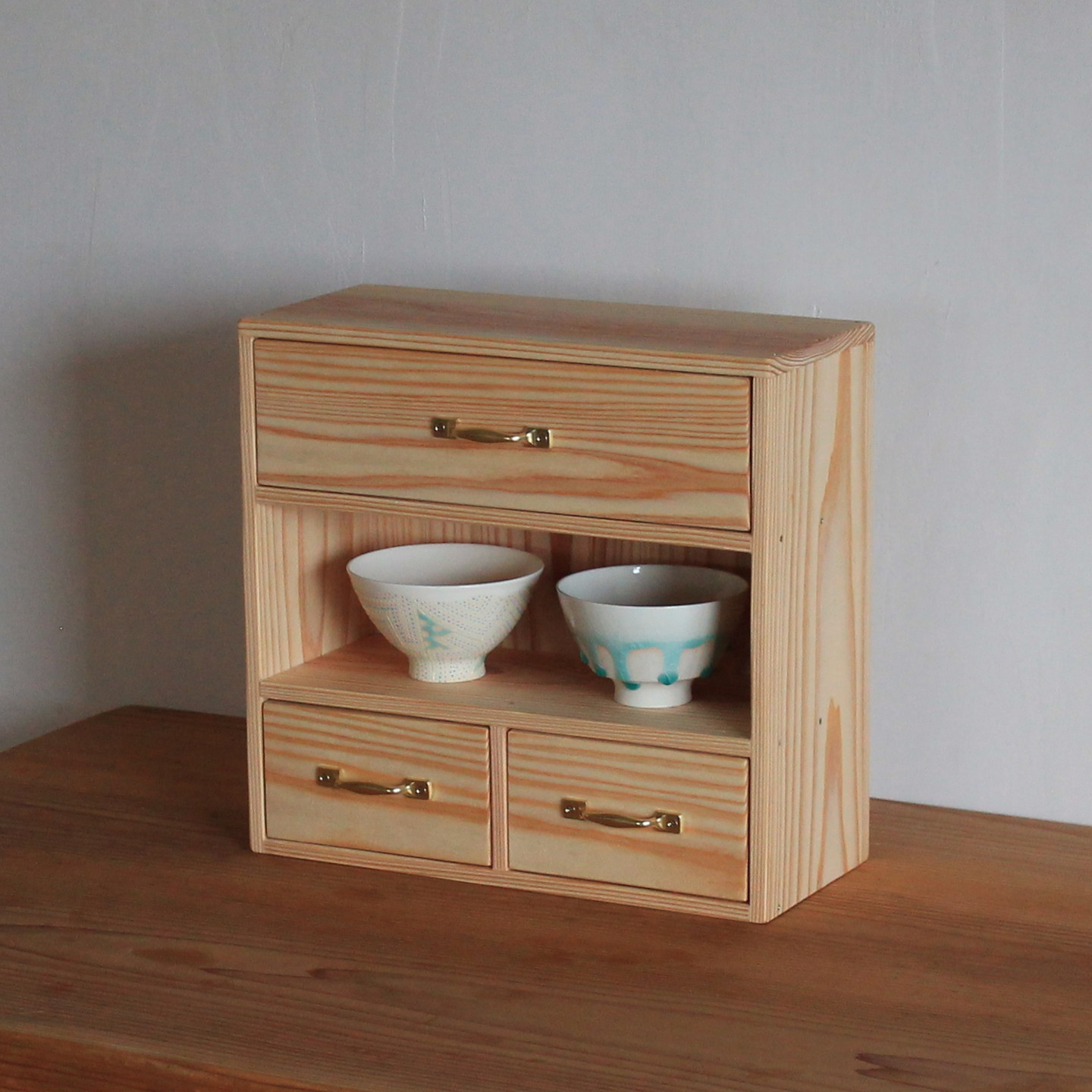 日光杉の飾り棚付き小引出し