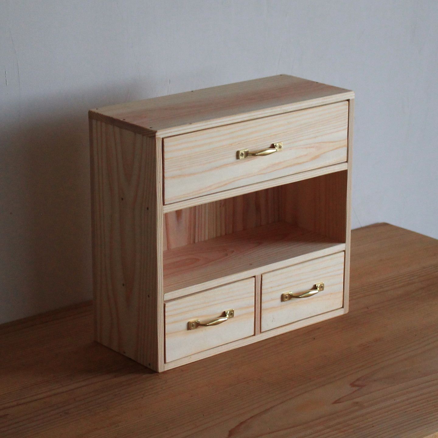 日光杉の飾り棚付き小引出し