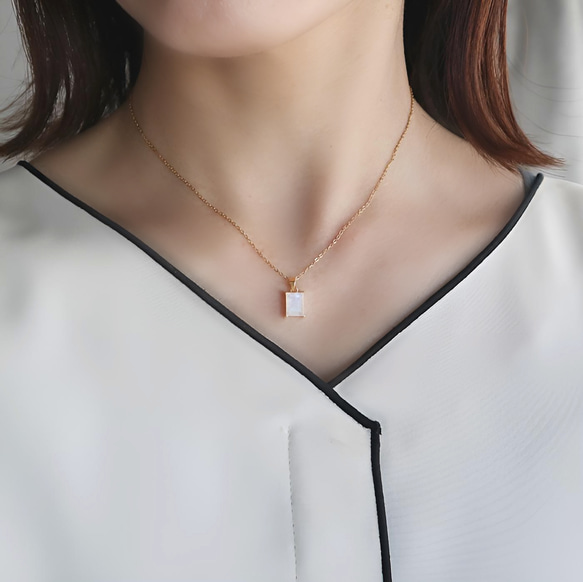 インド産！レインボームーンストーンのスクエアネックレス　金アレ対応 6枚目の画像