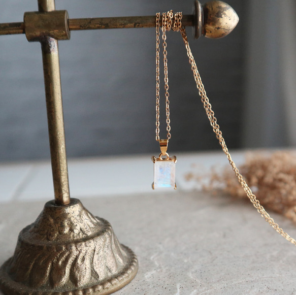 インド産！レインボームーンストーンのスクエアネックレス　金アレ対応 4枚目の画像