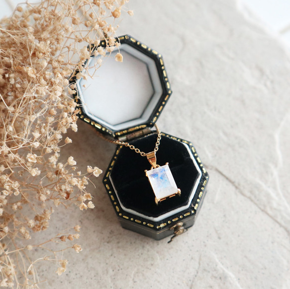 インド産！レインボームーンストーンのスクエアネックレス　金アレ対応 1枚目の画像