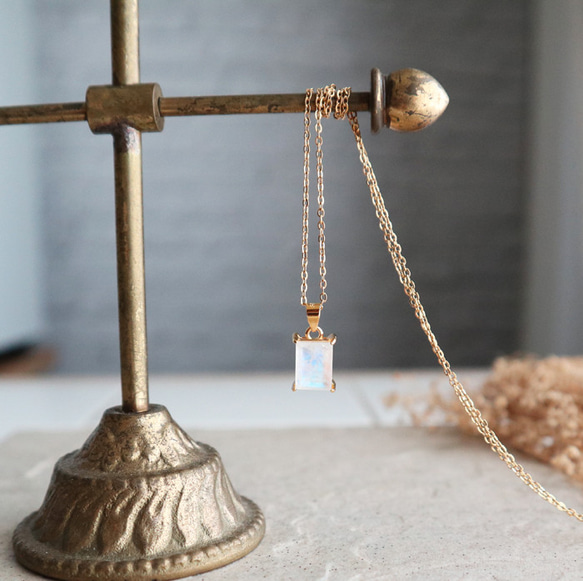 インド産！レインボームーンストーンのスクエアネックレス　金アレ対応 5枚目の画像