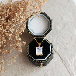 インド産！レインボームーンストーンのスクエアネックレス　金アレ対応 2枚目の画像