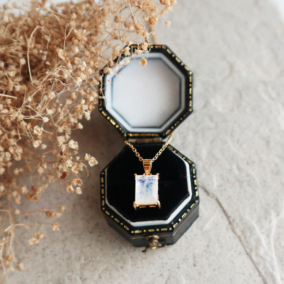 インド産！レインボームーンストーンのスクエアネックレス　金アレ対応 2枚目の画像