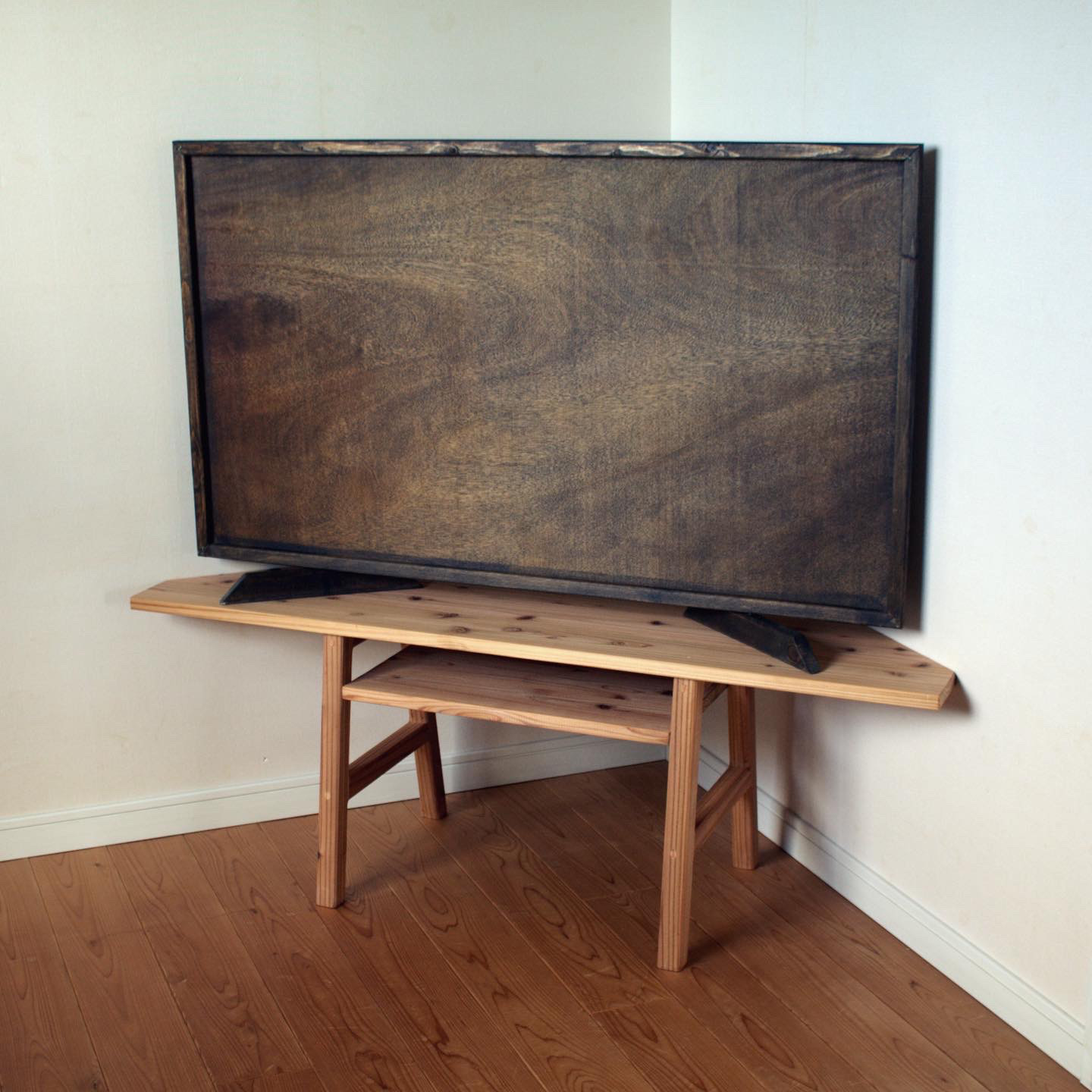 日光杉のかどにも置けるテレビ台