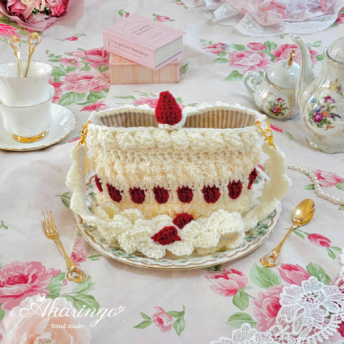 苺ショートケーキ 手編みニットのポシェット ショルダー付き
