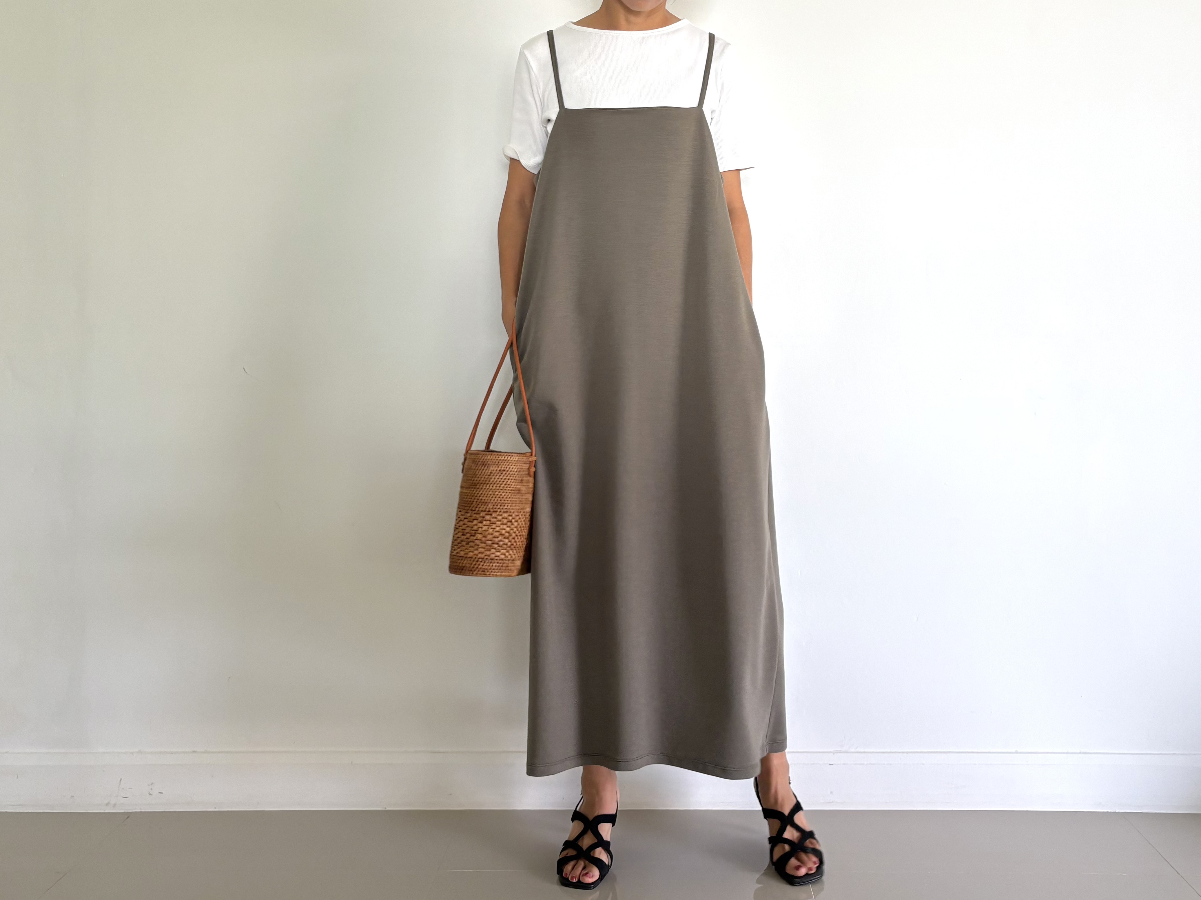 通年カラー。シンプルが1番。大人のザ・シンプルキャミソールワンピース スエット素材　オリーブグレー色
