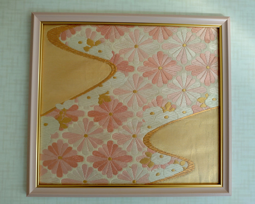 花のぷっくり刺繍☆着物帯リメイクの癒しウォールアート ピンク系 金糸