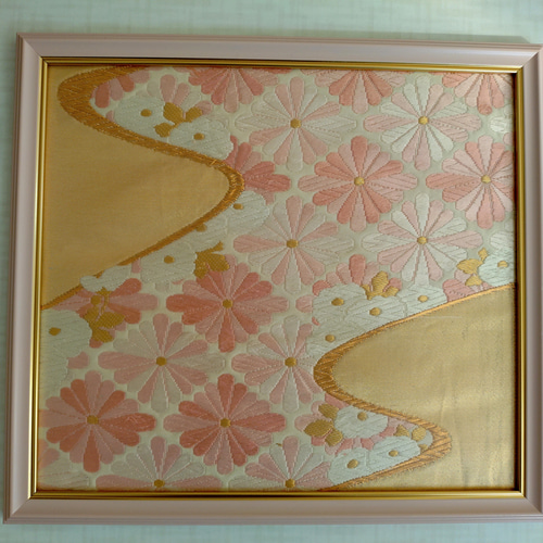 花のぷっくり刺繍☆着物帯リメイクの癒しウォールアート ピンク系 金糸