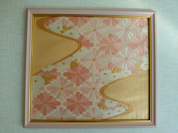 花のぷっくり刺繍☆着物帯リメイクの癒しウォールアート ピンク系 金糸