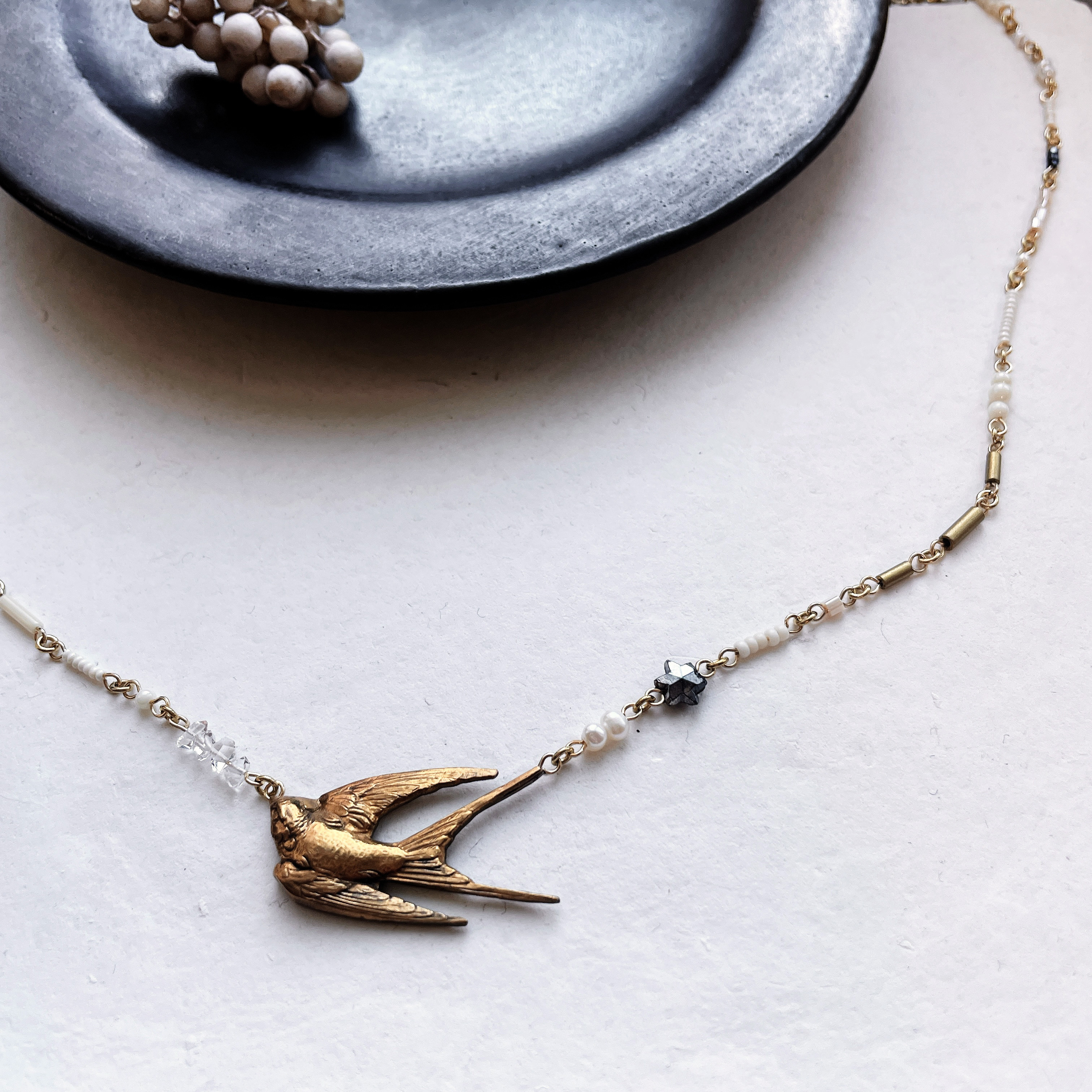 【一点物】ヴィンテージツバメの幻想的なアンティークガラスビーズネックレス