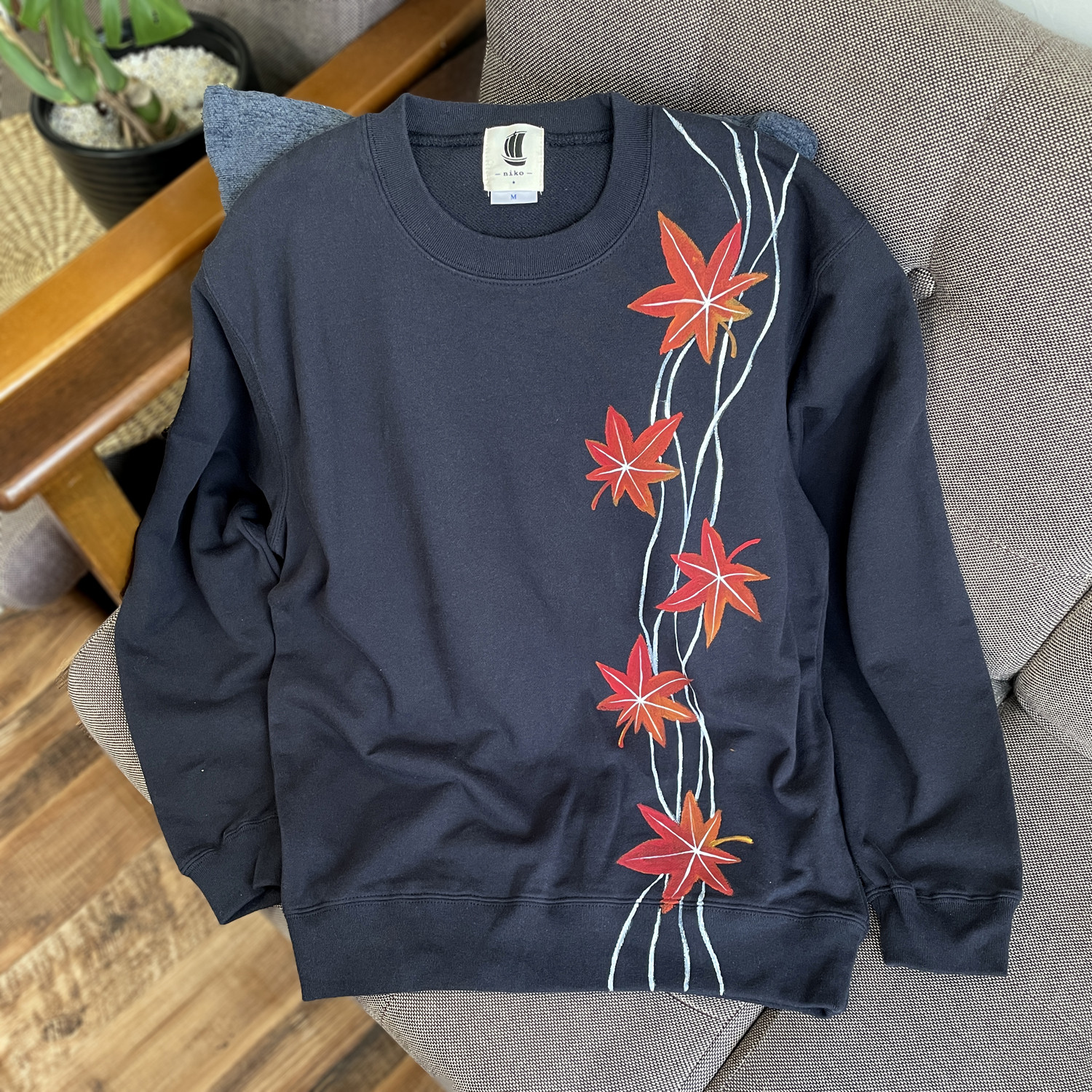 手描き紅葉柄トレーナー ネイビー クルーネックスウェット 男女兼用サイズ