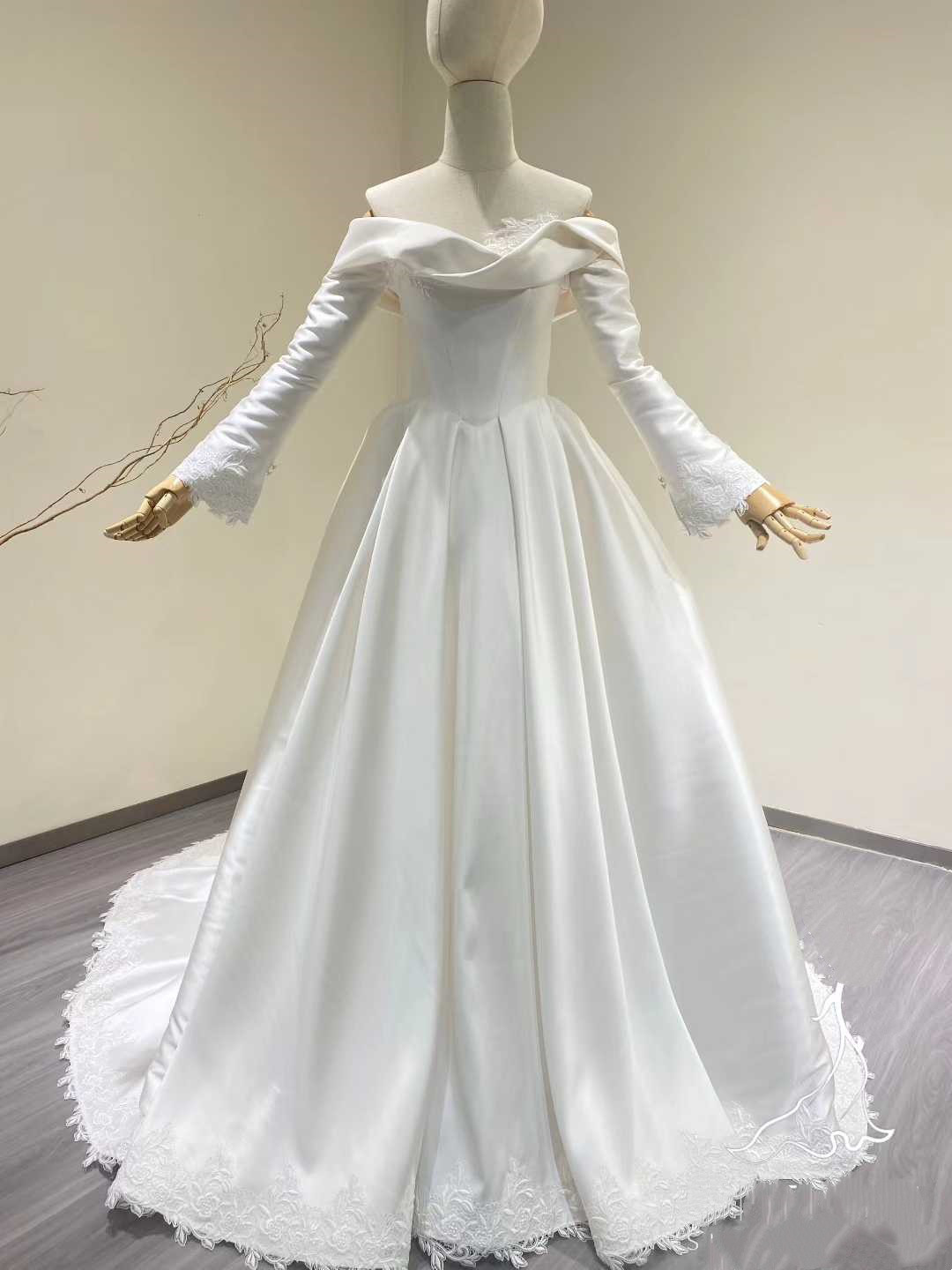 送料無料！ウエディングドレス オフショルダー ロングスリーブ 裾に繊細なレースをあしらった 光沢サテン 花嫁