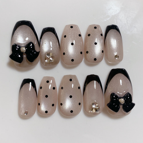 サイズオーダー ネイルチップ 黒フレンチ マグ ドット 水玉 大人ネイル