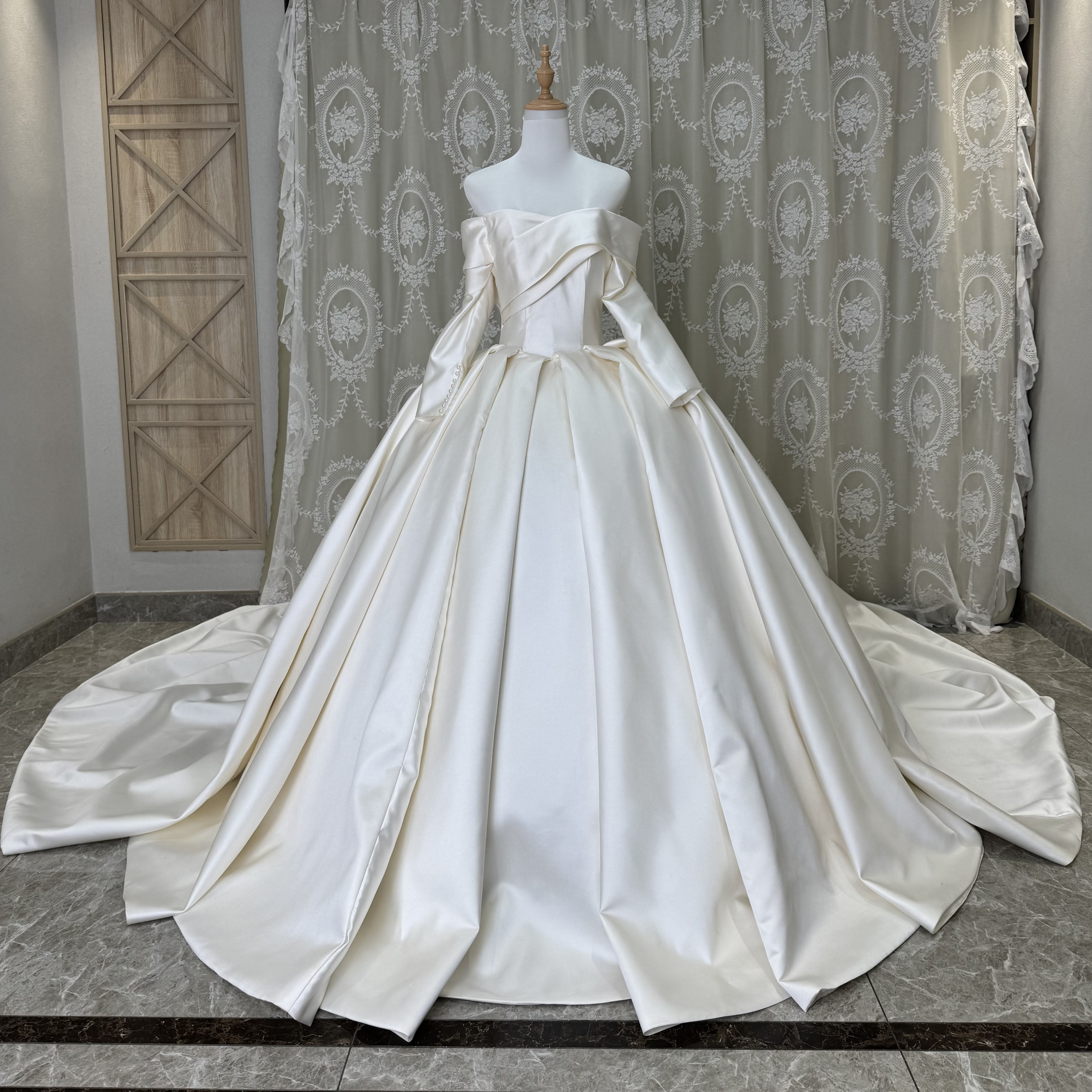 買わないと損！オフショルダー　高級サテン　お色直し　大人気　シンプル　優雅ブライダル非対称　長袖　肩出し　デコルテ結婚式