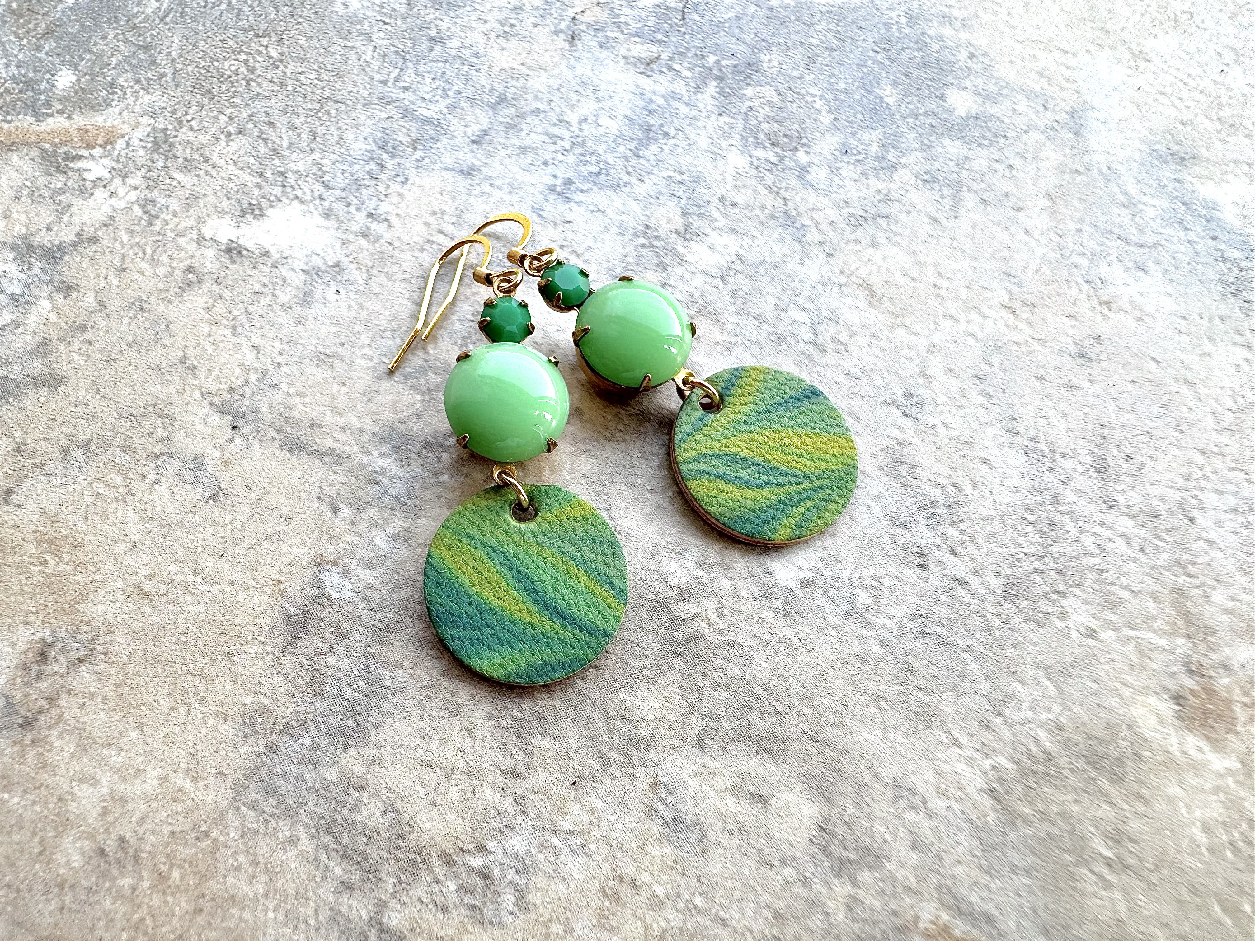 【画像のものをお届けします（一点限り数日内に発送可能です）】1950'sビンテージチェコグラスとマーブル革のピアス