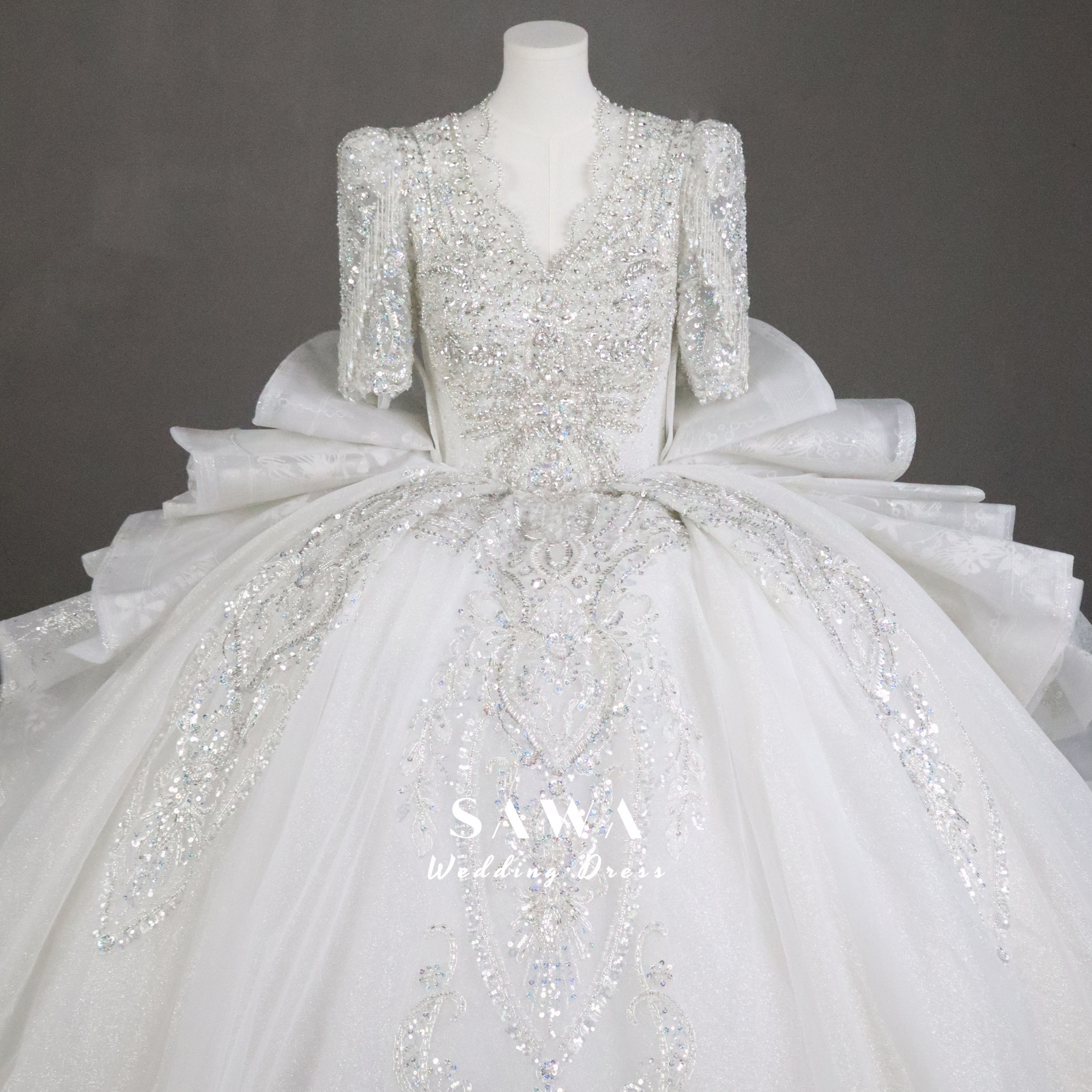 豪華　半袖　フリル　ラッフルスカート　ウェディングドレス　ブライダル　vネック優雅ビジューキラキラ披露宴ラメ入り前撮り