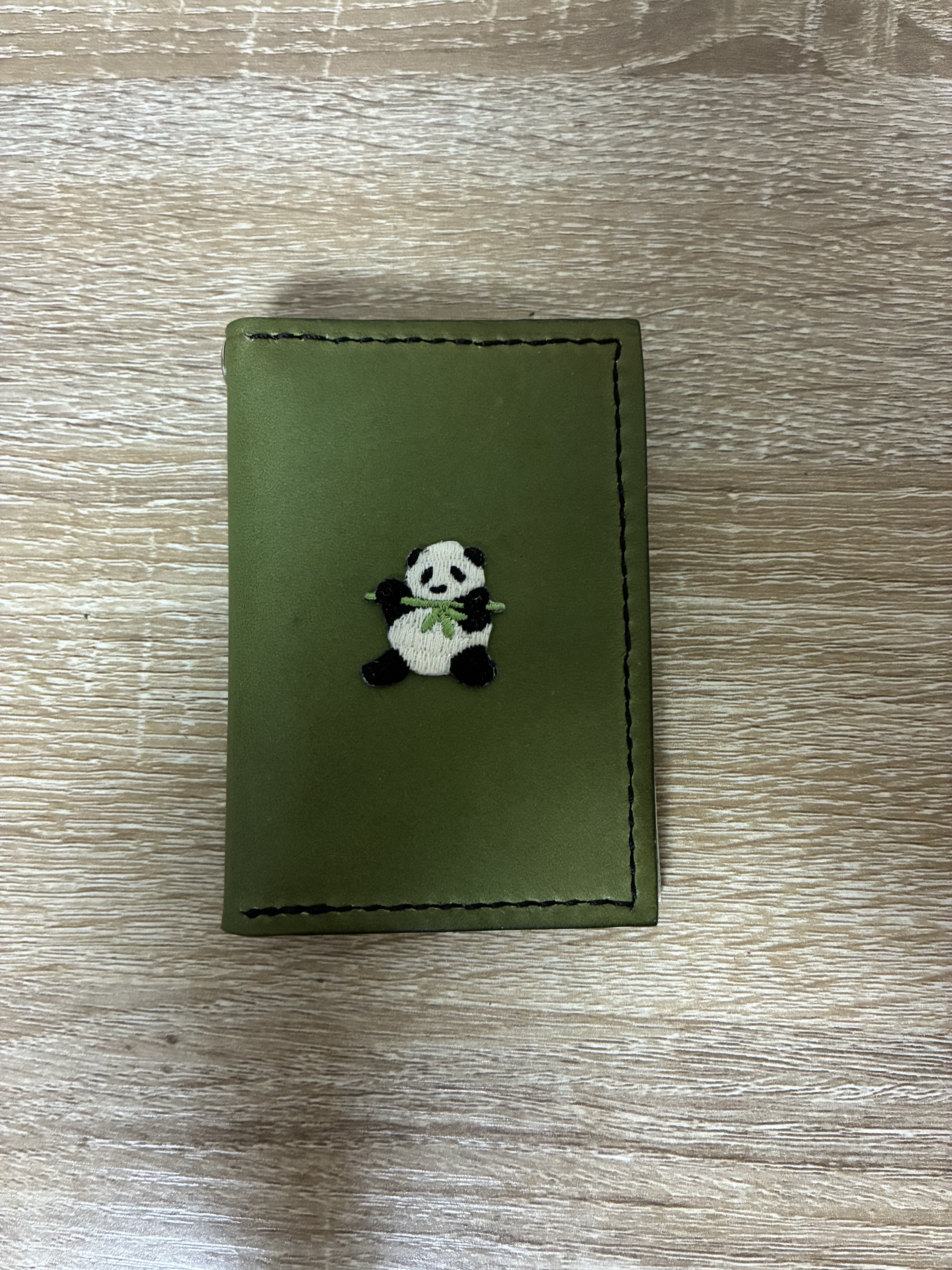 改札もスムーズに！リール付き パンダの刺繍パスケース