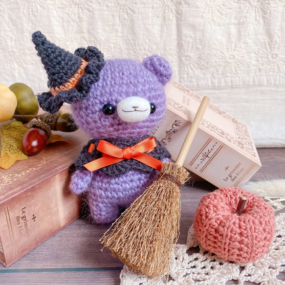 あみぐるみ　ぶたさん　ハロウィン　【mkak】 ハンドメイド 紫のハロウィンくまさんあみぐるみ 魔女の帽子とつけ襟セット