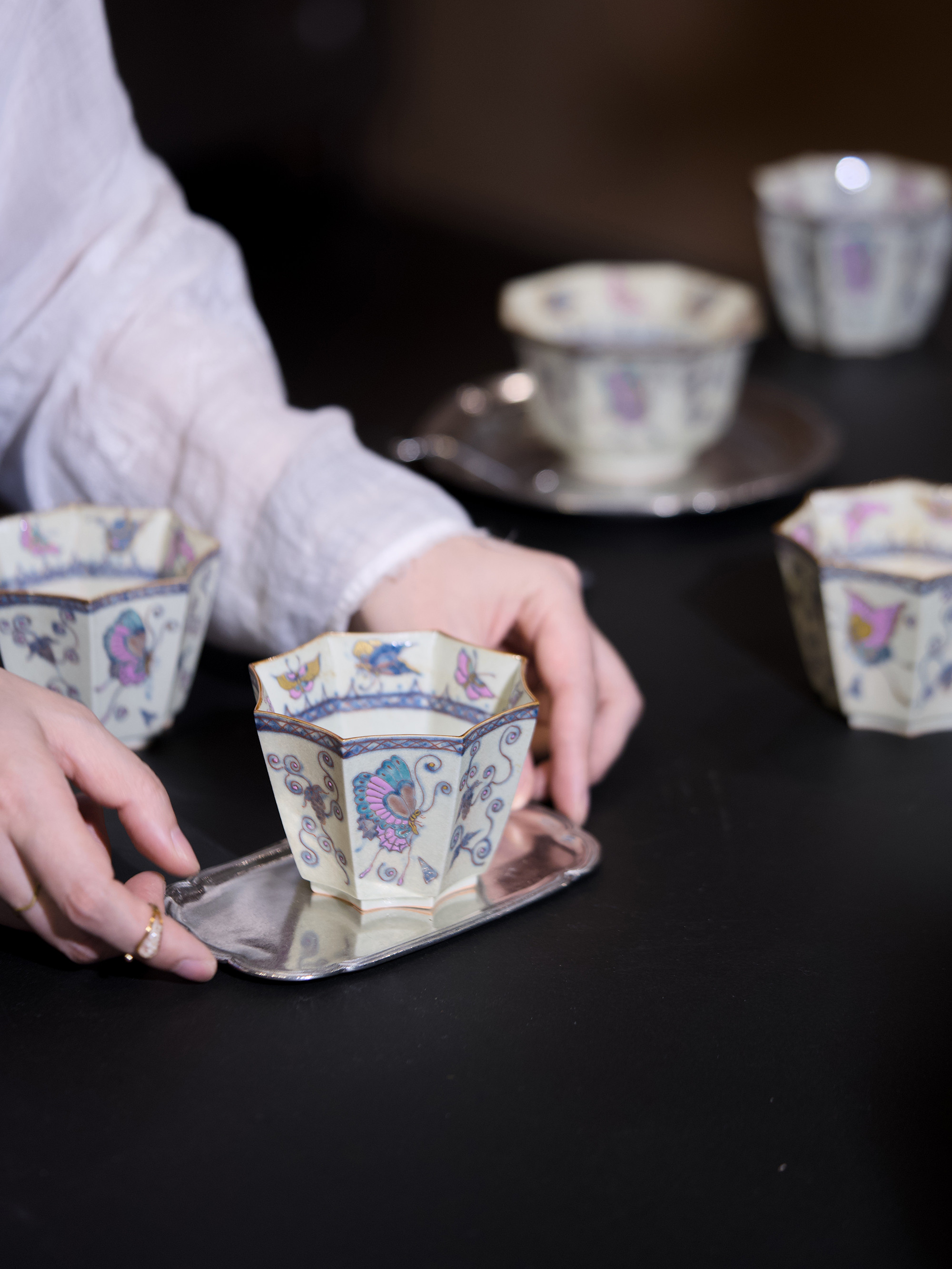 観花集｜初秋の新作 手描き釉上彩「夢中の粉蝶」八角碗カップ 景徳鎮製 コーヒーカップ｜小鉢 約250ml