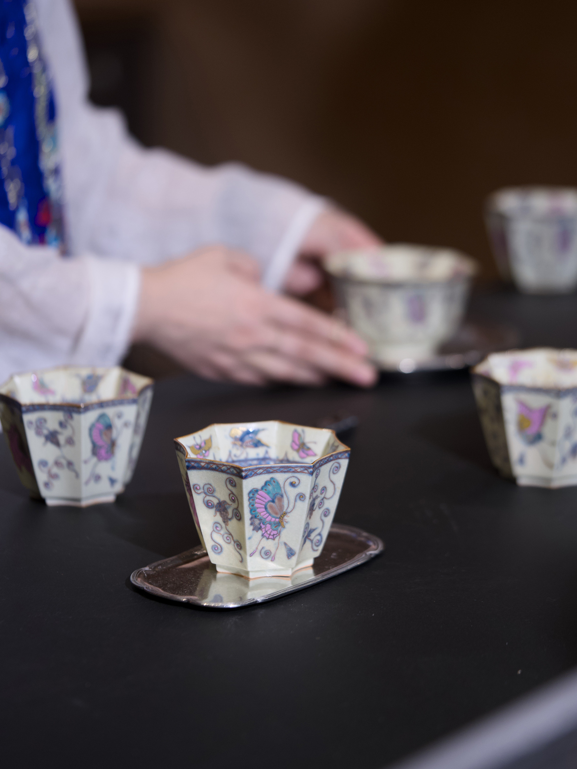 観花集｜初秋の新作 手描き釉上彩「夢中の粉蝶」八角碗カップ 景徳鎮製 コーヒーカップ｜小鉢 約250ml