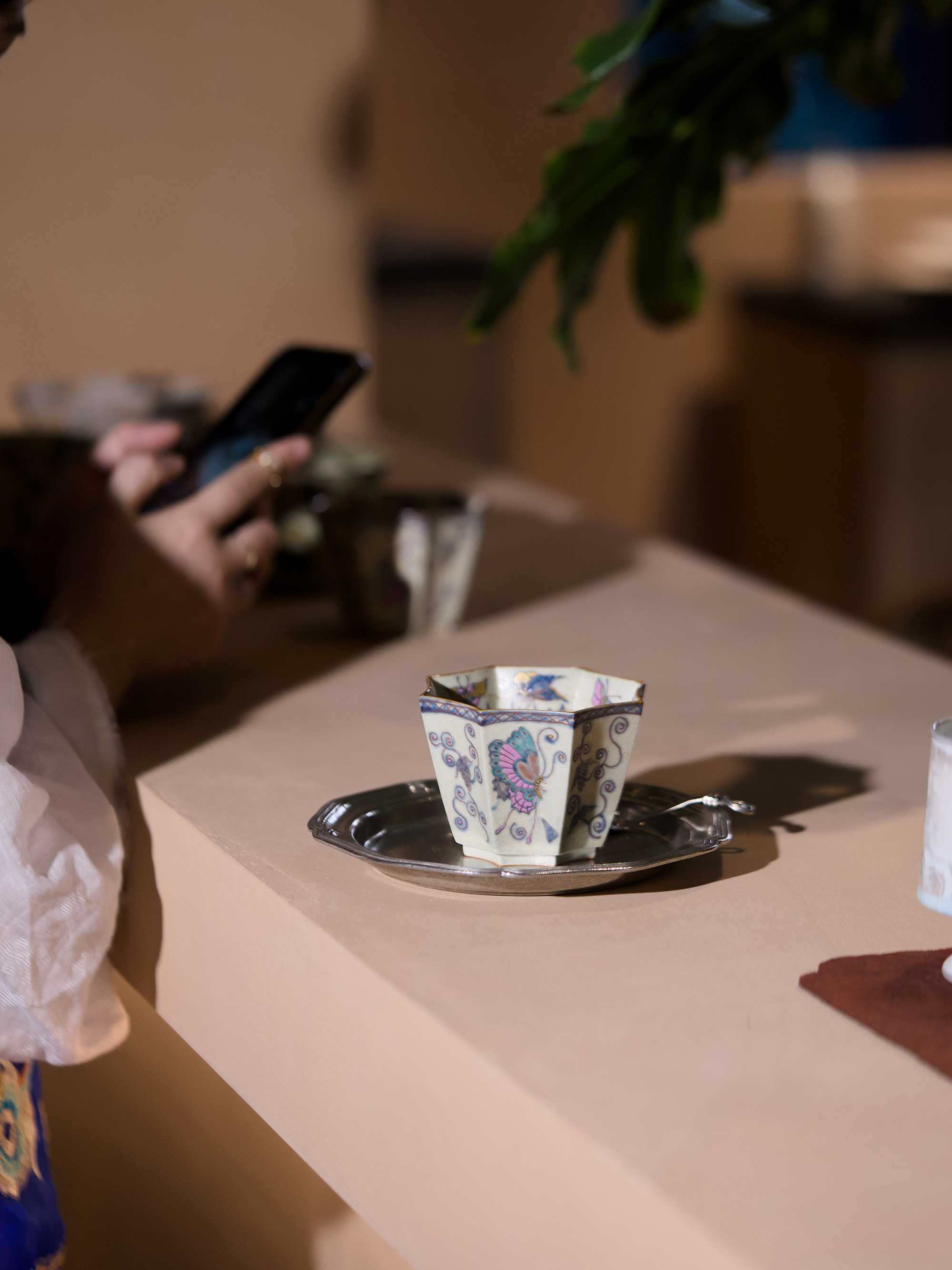 観花集｜初秋の新作 手描き釉上彩「夢中の粉蝶」八角碗カップ 景徳鎮製 コーヒーカップ｜小鉢 約250ml