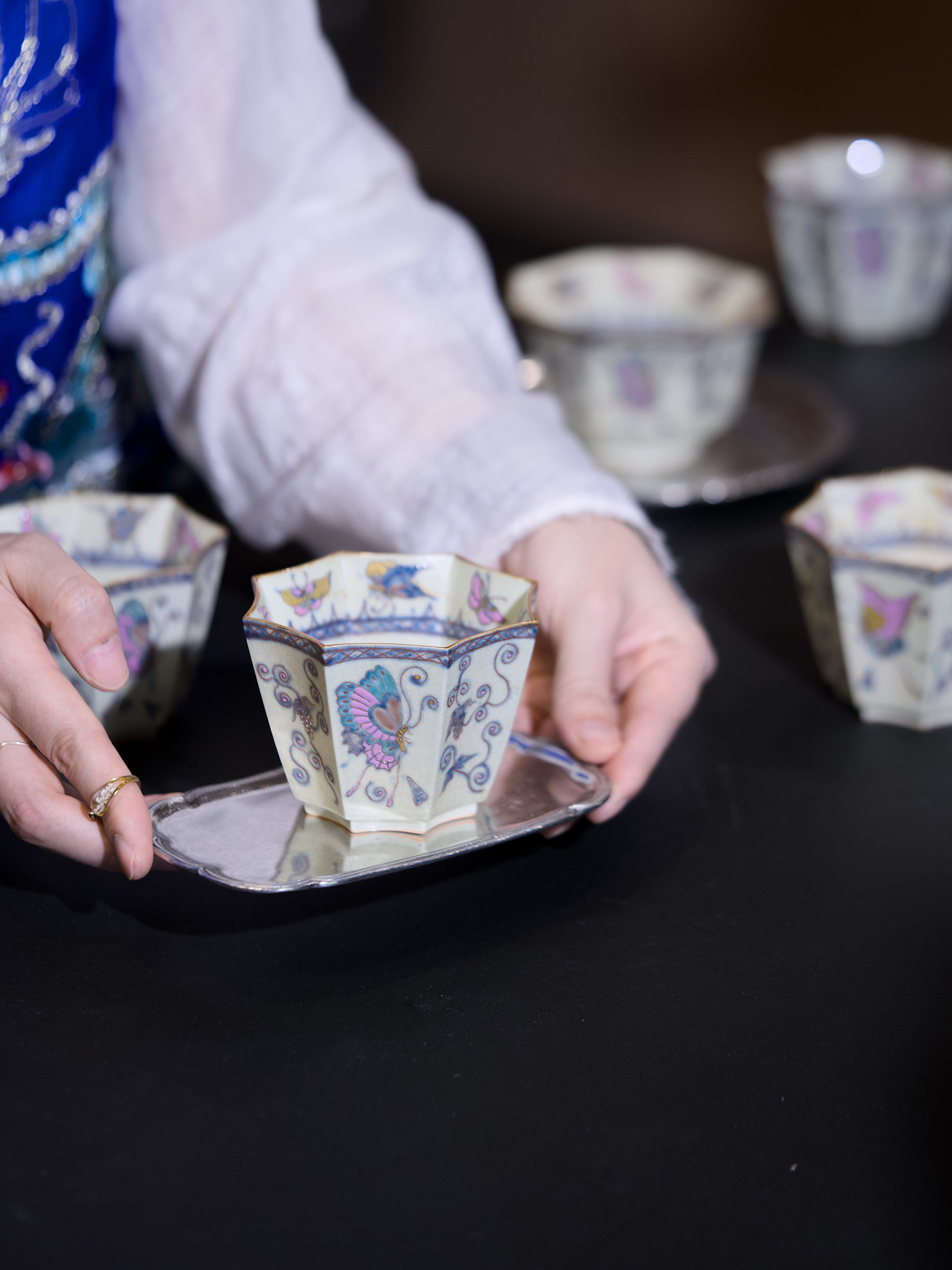 観花集｜初秋の新作 手描き釉上彩「夢中の粉蝶」八角碗カップ 景徳鎮製 コーヒーカップ｜小鉢 約250ml